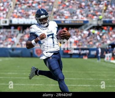 12. August 2023 - Tennessee Titans Quarterback Malik Willis (7) läuft während des NFL-Fußballspiels vor der Saison in einem Touchdown zwischen den Chicago Bears und den Tennessee Titans in Chicago, IL Stockfoto