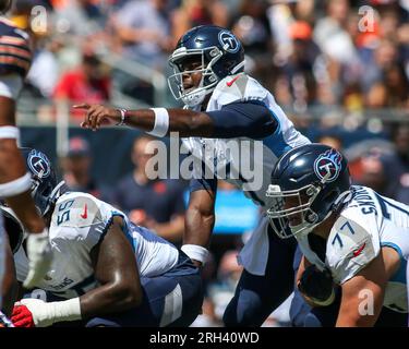 12. August 2023 - Tennessee Titans Quarterback Malik Willis (7) nimmt während des NFL-Fußballspiels vor der Saison Anpassungen vor, bei denen die Chicago Bears gegen die Tennessee Titans in Chicago, IL, spielen Stockfoto