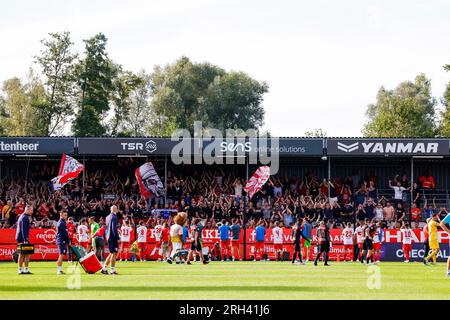 ALMERE, NIEDERLANDE - AUGUST 13: Spieler des FC Twente danken ihren Fans nach dem Spiel während des Eredivisie-Spiels von Almere City und FC Twente AT Stockfoto