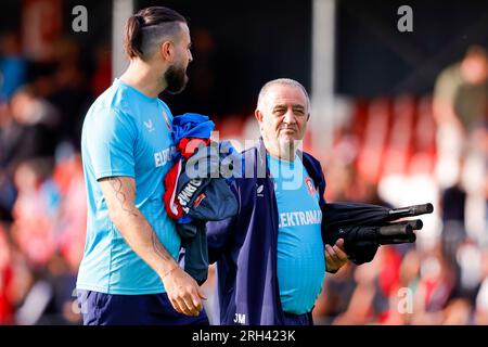 ALMERE, NIEDERLANDE - AUGUST 13: Anoush Dastgir (FC Twente) und Jacob Malki (FC Twente) während des Spiels Eredivisie von Almere City und FC Twente in Ya Stockfoto