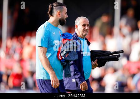 ALMERE, NIEDERLANDE - AUGUST 13: Anoush Dastgir (FC Twente) und Jacob Malki (FC Twente) während des Spiels Eredivisie von Almere City und FC Twente in Ya Stockfoto