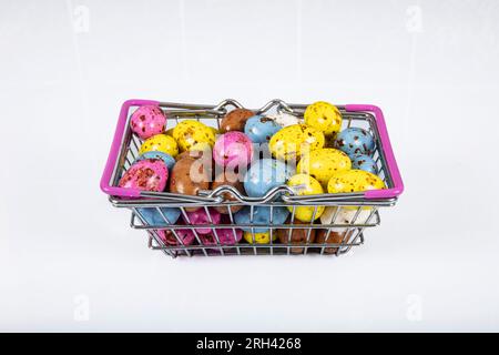 Bunte Schokoladendreje. Mit dunkler Schokolade gefüllte Haselnüsse. Bunte Schokoladenbonbons und Pebblestone-Schokoladendragees. Entkopplung auf weißem Hintergrund Stockfoto