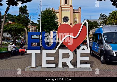 TERESOPOLIS, RIO DE JANEIRO, BRASILIEN - 22. Mai 2023: „I Love Teresopolis“-Nachricht auf öffentlichem Platz Stockfoto