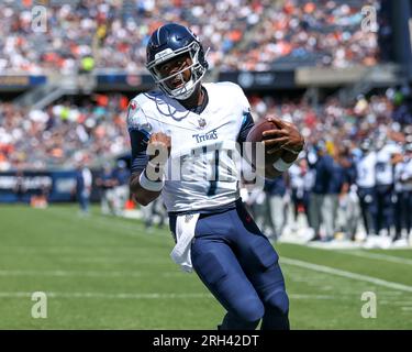 12. August 2023 – Tennessee Titans Quarterback Malik Willis (7) erzielt während des NFL-Fußballspiels in der Saison einen Touchdown zwischen den Chicago Bears und den Tennessee Titans in Chicago, IL Stockfoto