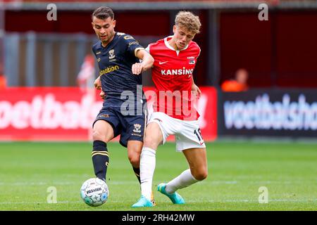 ALKMAAR, NIEDERLANDE - AUGUST 13: Enric Llansana (Go ahead Eagles) und Sven Mijnans (AZ Alkmaar) während des Eredivisie-Spiels von AZ Alkmaar und Go ahea Stockfoto