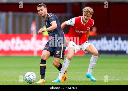 ALKMAAR, NIEDERLANDE - AUGUST 13: Enric Llansana (Go ahead Eagles) und Sven Mijnans (AZ Alkmaar) während des Eredivisie-Spiels von AZ Alkmaar und Go ahea Stockfoto