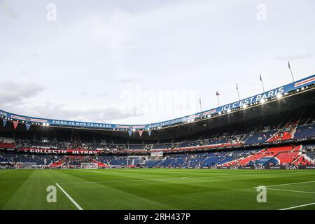 Paris, Frankreich, Frankreich. 12. Aug. 2023. Allgemeiner Blick während des Spiels der Ligue 1 zwischen Paris Saint-Germain (PSG) und FC Lorient im Parc des Princes Stadium am 12. August 2023 in Paris, Frankreich. (Kreditbild: © Matthieu Mirville/ZUMA Press Wire) NUR REDAKTIONELLE VERWENDUNG! Nicht für den kommerziellen GEBRAUCH! Stockfoto