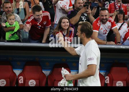 MÜNCHEN, Deutschland. , . Harry KANE aus England, jetzt die Nummer 9 des FC Bayern München, ist ein neu unterzeichneter Spieler, der in seinem ersten Spiel für seinen neuen Verein vorwärts geht. Hier ist er während des Supercup-Fußballspiels zwischen dem FC Bayern München und RB LEIPZIG in der Allianz Arena in München am 12 zu sehen. Am 2023. AUGUST in Deutschland begrüßen wir die Fans. DFL, Fussball, 0:3 (Foto und Copyright @ ATP images/Arthur THILL (THILL Arthur/ATP/SPP) Kredit: SPP Sport Press Photo. Alamy Live News Stockfoto