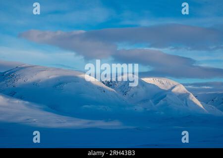 Berge rund um den Kungsleden Skiweg zwischen Salka und Singi mit Schnee bedeckt, Lappland, Schweden Stockfoto