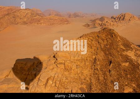 Wadi Rum Desert, die Aussicht von einem Heißluftballon bei Sonnenaufgang, Jordan Stockfoto