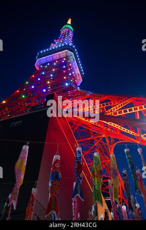 Tokio Tower dekoriert mit Karpfen für den Kindertag während der Goldenen Woche, Mai, Japan Stockfoto