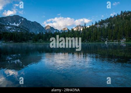 Little Lakes Valley ist ein beliebter Wanderort in der Eastern Sierra von Mono County, CA, USA. Stockfoto