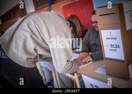 Buenos Aires, Buenos Aires, Argentinien. 13. Aug. 2023. Argentiniens Präsidentschaftswahlen finden erst im Oktober 22 statt, aber die Wähler haben die Möglichkeit, ihre Präferenzen während der Präsidentschaftswahl, bekannt als PASO, frühzeitig zu äußern. PASO steht für Open, Simultaneous und Mandatory Primary. (Kreditbild: © Daniella Fernandez Realin/ZUMA Press Wire) NUR REDAKTIONELLE VERWENDUNG! Nicht für den kommerziellen GEBRAUCH! Stockfoto