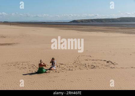 Weston Super Mare, Somerset, England, Großbritannien. 25. Juni 2023 Ein junges Paar genießt den großen Strand im Weston Super Mare, Somerset, England, Großbritannien. Stockfoto