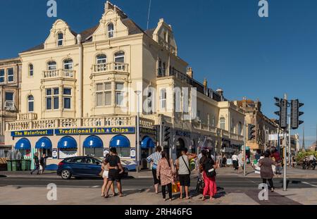 Weston Super Mare, Somerset, England, Großbritannien. 25. Juni 2023 Urlauber überqueren die Straße am Strand in Richtung Stadtzentrum, Weston. Stockfoto