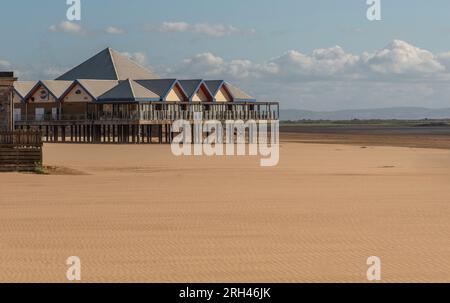 Weston Super Mare, Somerset, England, Großbritannien. 25. Juni 2023. Der große leere Strand im Weston Super Mare, Somerset, England, mit modernem Café Restaurant BU Stockfoto
