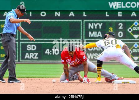 Pittsburgh, Usa. 13. Aug. 2023. Pittsburgh Pirates Shortstop Liover Peguero (60) verliert den Baseball, da der Schiedsrichter darauf hinweist, dass er den linken Feldspieler Cincinnati Reds will Benson (30) während des fünften Inning im PNC Park am Sonntag, den 13. August 2023 in Pittsburgh, sicher nennt. Foto: Archie Carpenter/UPI Credit: UPI/Alamy Live News Stockfoto