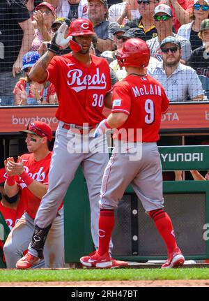 Pittsburgh, Usa. 13. Aug. 2023. Cincinnati Reds linker Feldspieler will Benson (30) begrüßt Cincinnati Reds Shortstop Matt McLain (9), nachdem er am Sonntag, den 13. August 2023 in Pittsburgh im vierten Inning im PNC Park ein Tor geschossen hat. Foto: Archie Carpenter/UPI Credit: UPI/Alamy Live News Stockfoto