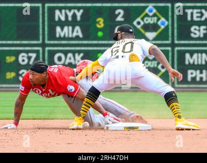 Pittsburgh, Usa. 13. Aug. 2023. Cincinnati Reds Left Fielder will Benson (30) ist sicher, da Pittsburgh Pirates Shortstop Liover Peguero (60) am Sonntag, den 13. August 2023 in Pittsburgh den Baseball im PNC Park verliert. Foto: Archie Carpenter/UPI Credit: UPI/Alamy Live News Stockfoto