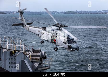 Der Australian Sea Hawk Helicopter bereitet sich auf die Landung an Bord der HMNZS Canterbury vor, während er an einer internationalen maritimen Übung im Hauraki Golf teilnimmt Stockfoto