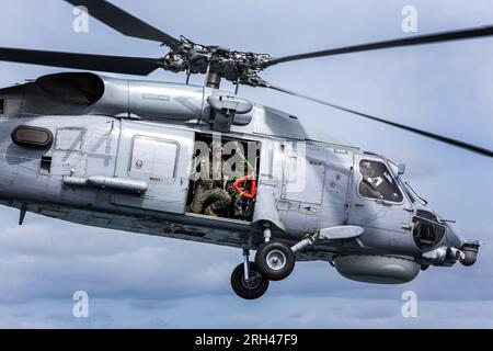 Der Australian Sea Hawk Helicopter bereitet sich auf die Landung an Bord der HMNZS Canterbury vor, während er an einer internationalen maritimen Übung im Hauraki Golf teilnimmt Stockfoto