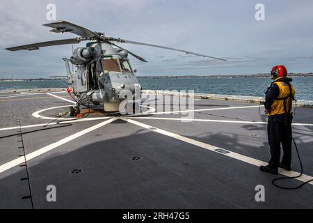 Der Navy Sea Sprite Hubschrauber bereitet sich auf den Start an Bord der HMNZS Canterbury vor, während er an einer internationalen Maritime Übung im Hauraki Golf teilnimmt Stockfoto