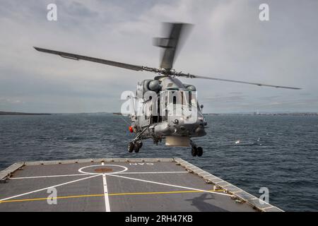 Ein Seasprite-Hubschrauber landet an Bord der HMNZS Canterbury, während er an einer internationalen maritimen Übung im Hauraki Gulf, Auckland, teilnimmt. Stockfoto