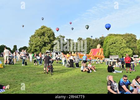 11. August 2023. Ballonfestival In Bristol. Riesige Menschenmassen erlebten abends die Zustimmung einer Massenveranstaltung von Heißluftballons im Ashton Court Estate. Bild Cr Stockfoto