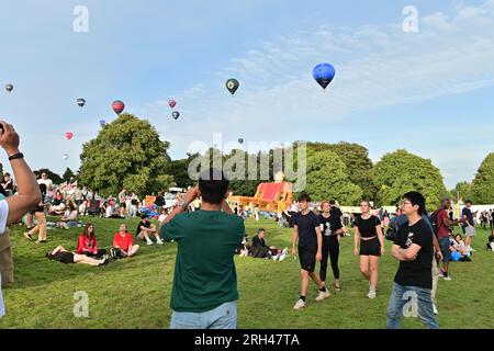 11. August 2023. Ballonfestival In Bristol. Riesige Menschenmassen erlebten abends die Zustimmung einer Massenveranstaltung von Heißluftballons im Ashton Court Estate. Bild Cr Stockfoto