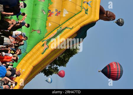 11. August 2023. Ballonfestival In Bristol. Riesige Menschenmassen erlebten abends die Zustimmung einer Massenveranstaltung von Heißluftballons im Ashton Court Estate. Bild Cr Stockfoto