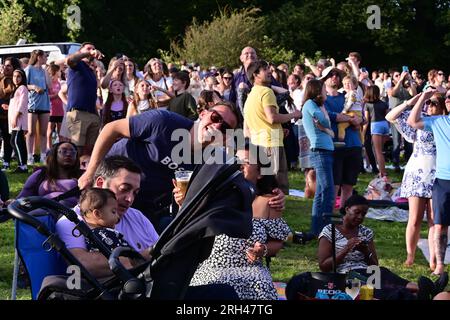 August 2023. Bristol Balloon Festival. Riesige Menschenmassen ergaben sich, als sie eine Massenabendzustimmung der Heißluftballons auf dem Ashton Court Estate sahen. Stockfoto