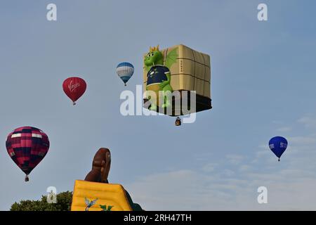 11. August 2023. Ballonfestival In Bristol. Riesige Menschenmassen erlebten abends die Zustimmung einer Massenveranstaltung von Heißluftballons im Ashton Court Estate. Bild Cr Stockfoto