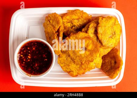 Frittierte Tostones mit asiatischer Dippsoße Stockfoto