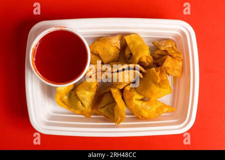 Gebratene Wontons mit Dippsoße Stockfoto