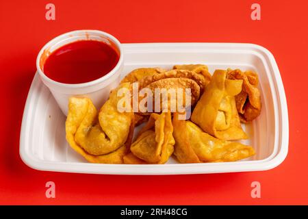 Gebratene Wontons mit Dippsoße Stockfoto