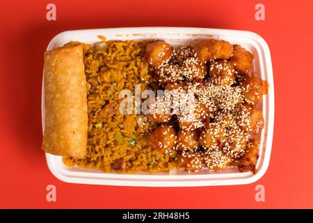 Sesamhuhn mit gebratenem Reis und Eierbrötchen Stockfoto