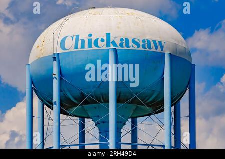 Der Chickasaw Water Tower ist am 12. August 2023 in Chickasaw, Alabama, abgebildet. Chickasaw wurde als Firmenstadt gegründet. Stockfoto