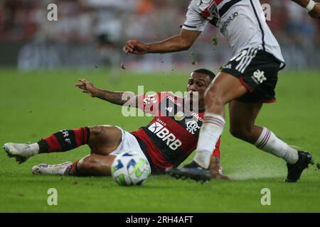 Rio de Janeiro, Brasilien. 13. Aug. 2023. Wesley von Flamengo während des Spiels zwischen Flamengo und Sao Paulo für die brasilianische Serie A 2023 im Maracana Stadium am 13. August in Rio de Janeiro. Foto: Daniel Castelo Branco/DiaEsportivo/Alamy Live News Kredit: DiaEsportivo/Alamy Live News Stockfoto