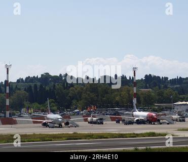 Flugzeuge auf dem Asphalt am Flughafen Ioannis Kapodistris, Korfu, Griechenland Stockfoto