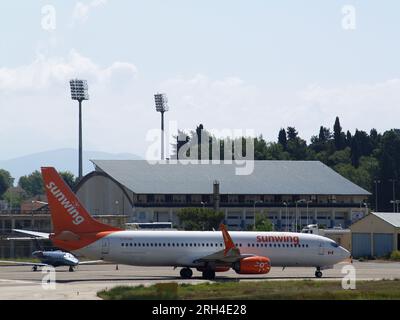 Sunwing Arlines Boeing 737-81D, C-FFPH Taxifahrt am Flughafen Ioannis Kapodistris, Korfu, Griechenland Stockfoto