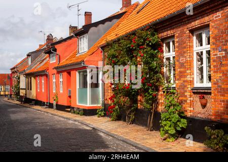 Bunte Straße in Rønne oder Roenne auf der Insel Bornholm in der Ostsee vor Dänemark Europa Stockfoto