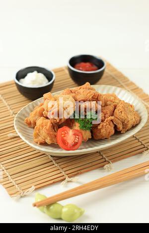 Karaage, frittiertes Hühnchen im japanischen Stil in einer Bissgröße, auf weißem Tisch Stockfoto