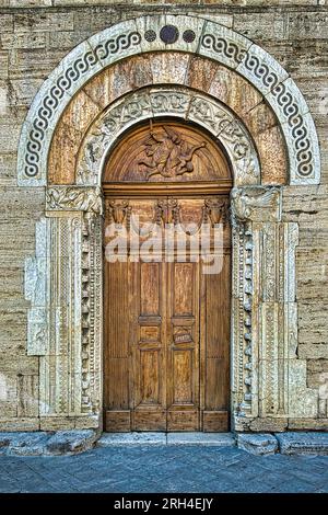 Bevagna, Umbrien, Italien. Das wunderschöne mediane Portal in der Fassade der St. Michaels Kirche aus dem 12. Jahrhundert. Stockfoto