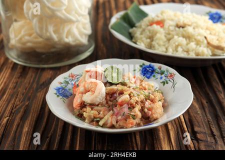 Sambal Ganja, Sour Shrimp Sauce Sambel mit Bilimbi Belimbing Wuluh, Chilli und Limette. Spezial-Sauce aus Aceh, Indonesien Stockfoto