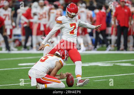 New Orleans, USA. 13. August 2023: Kansas City Kicker Harrison Butker (7) bohrt im Caesars Superdome in New Orleans, LA, während der NFL-Vorsaison ein Feldtor aus dem Lager von Tommy Townsend (5) zwischen den New Orleans Saints und den Kansas City Chiefs. Jonathan Mailhes/CSM (Kreditbild: © Jonathan Mailhes/Cal Sport Media) Kredit: CAL Sport Media/Alamy Live News Stockfoto