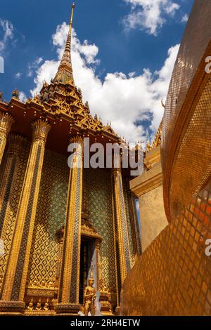 Eintritt in die Bibliothek im buddhistischen Komplex von Wat Phra Kaew im Königspalast in Bangkok in Thailand in Südostasien Stockfoto