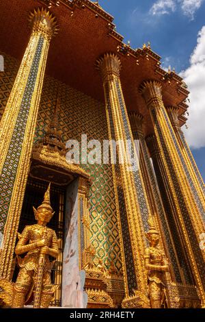 Eintritt in die Bibliothek im buddhistischen Komplex von Wat Phra Kaew im Königspalast in Bangkok in Thailand in Südostasien Stockfoto