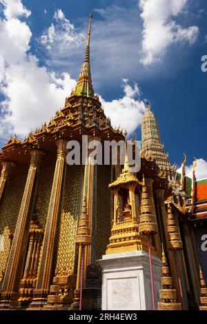 Eintritt in die Bibliothek im buddhistischen Komplex von Wat Phra Kaew im Königspalast in Bangkok in Thailand in Südostasien Stockfoto