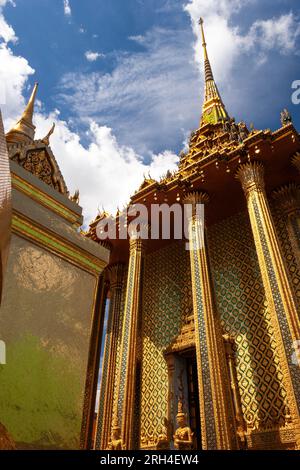 Eintritt in die Bibliothek im buddhistischen Komplex von Wat Phra Kaew im Königspalast in Bangkok in Thailand in Südostasien Stockfoto