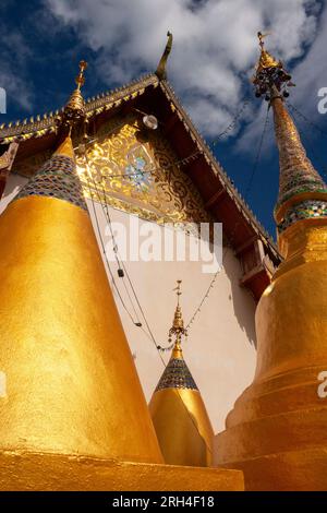 Goldstupa und buddhistischer Tempel in Nordthailand in Südostasien Stockfoto